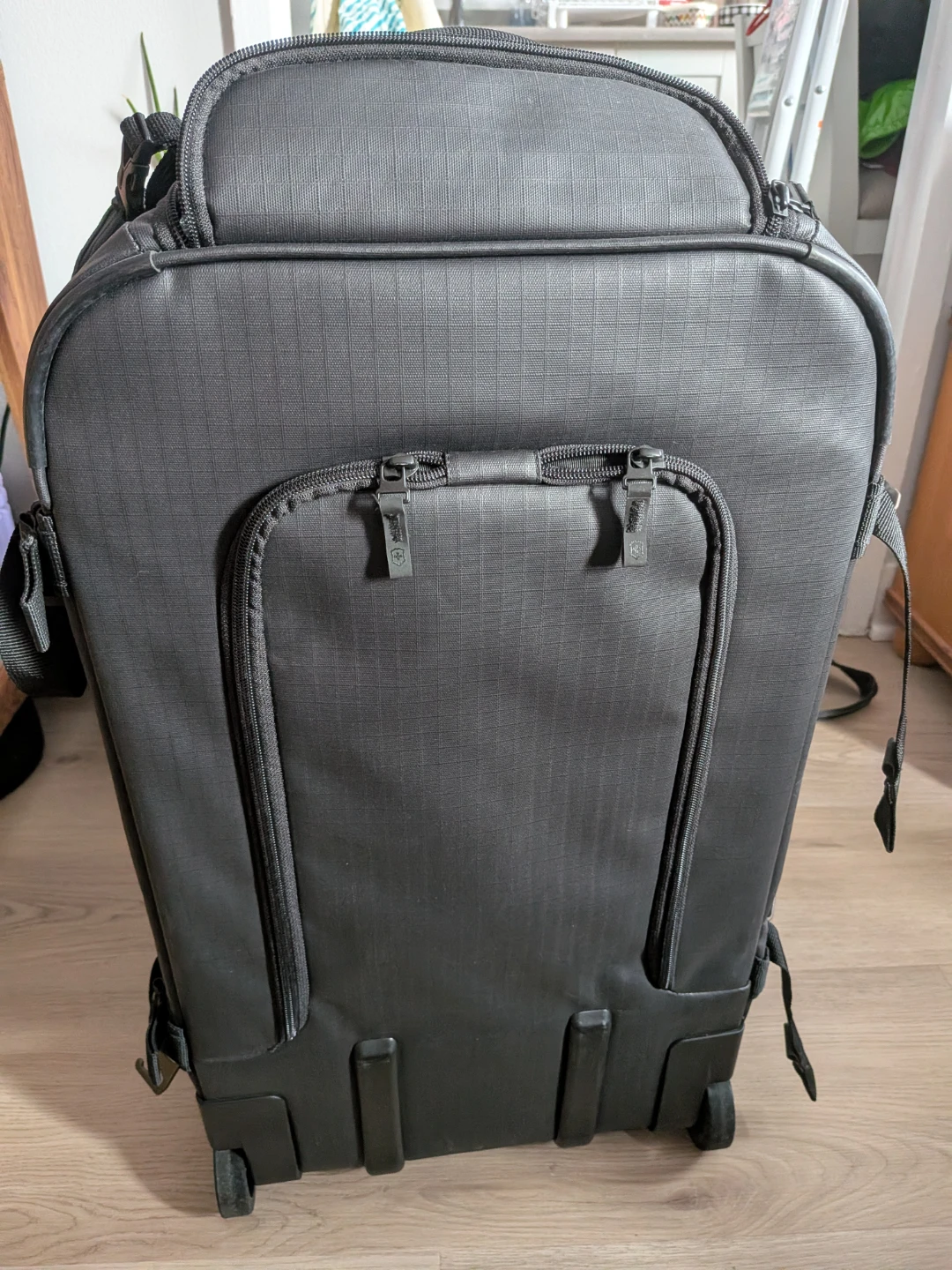 🥕 Victorinox Black Rolling Travel Suitcase 🥕 - photo 5