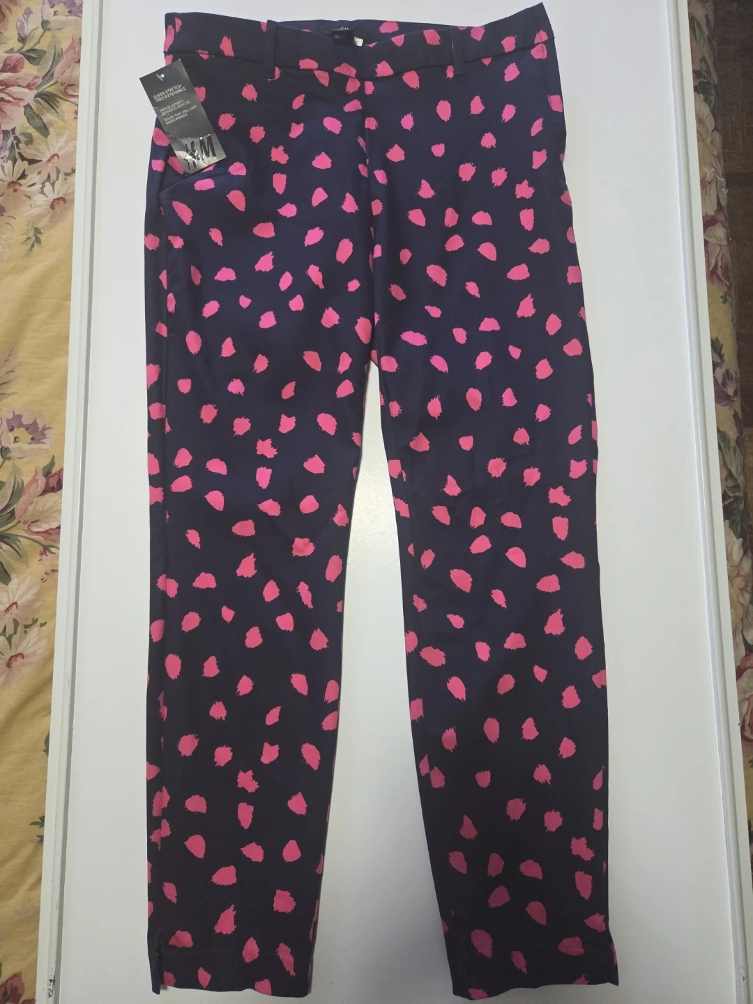 NEVER WORN H&M Women's Navy & Pink Patterned Pants Size 8