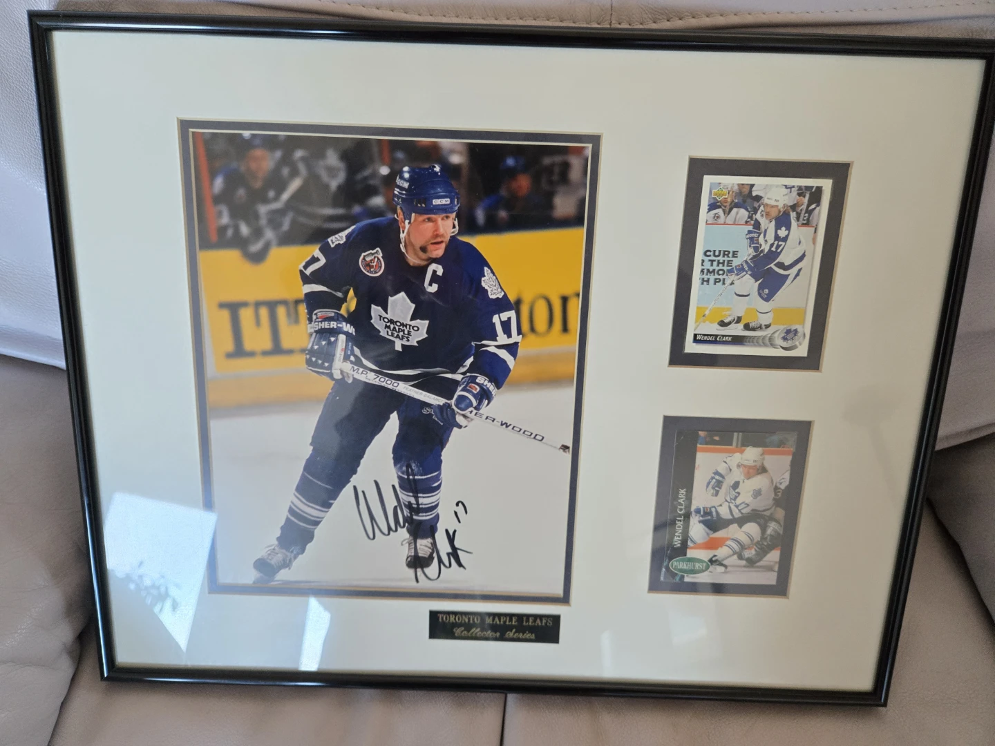 Wendel Clark Autographed photo including two hockey cards 🏆 - photo 2