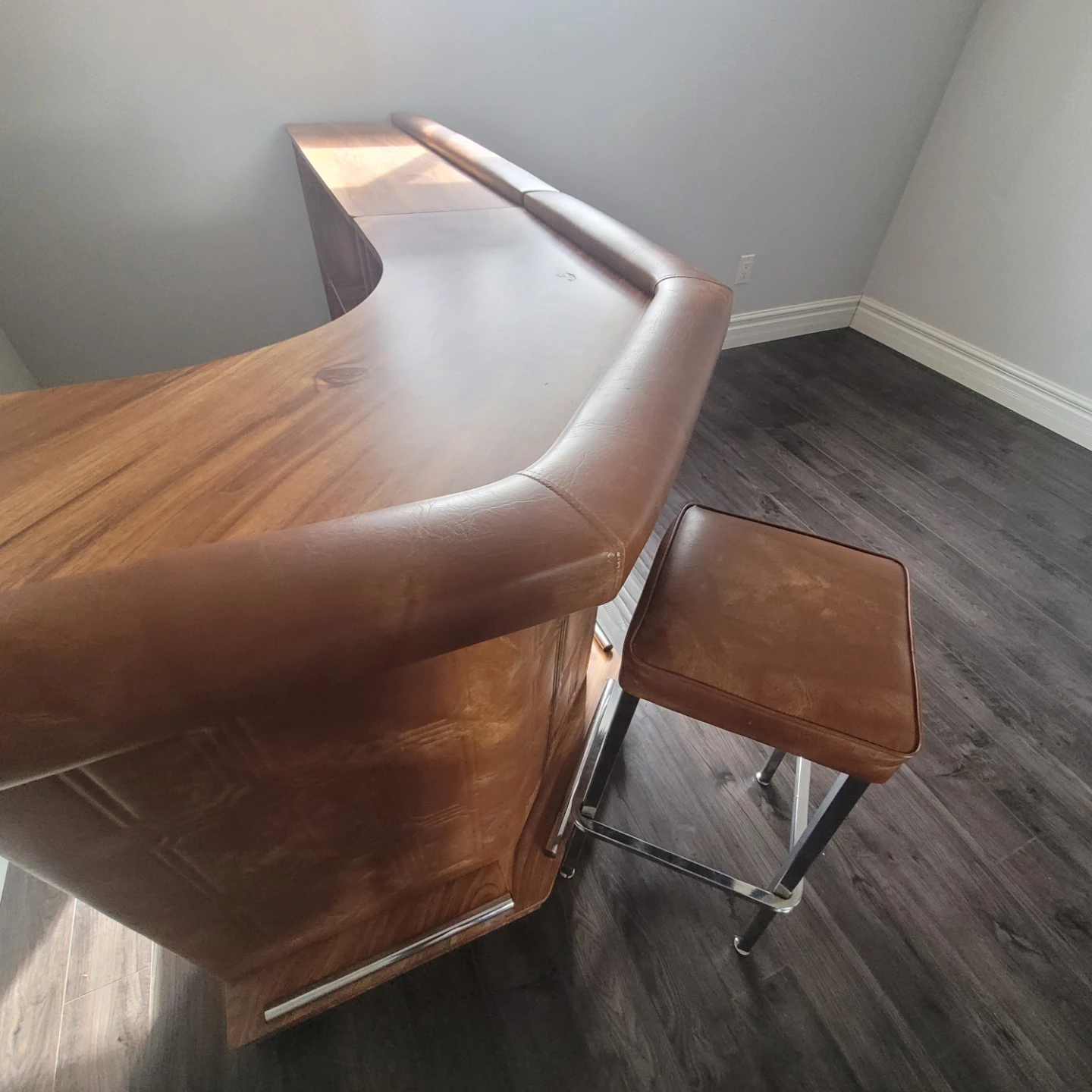 Vintage Bar with 2 Stools