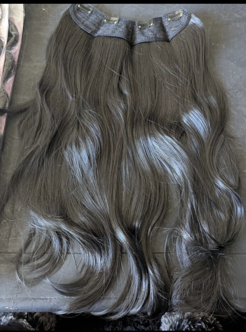 Black 3/4 head clip in synthetic extensions 18 inches