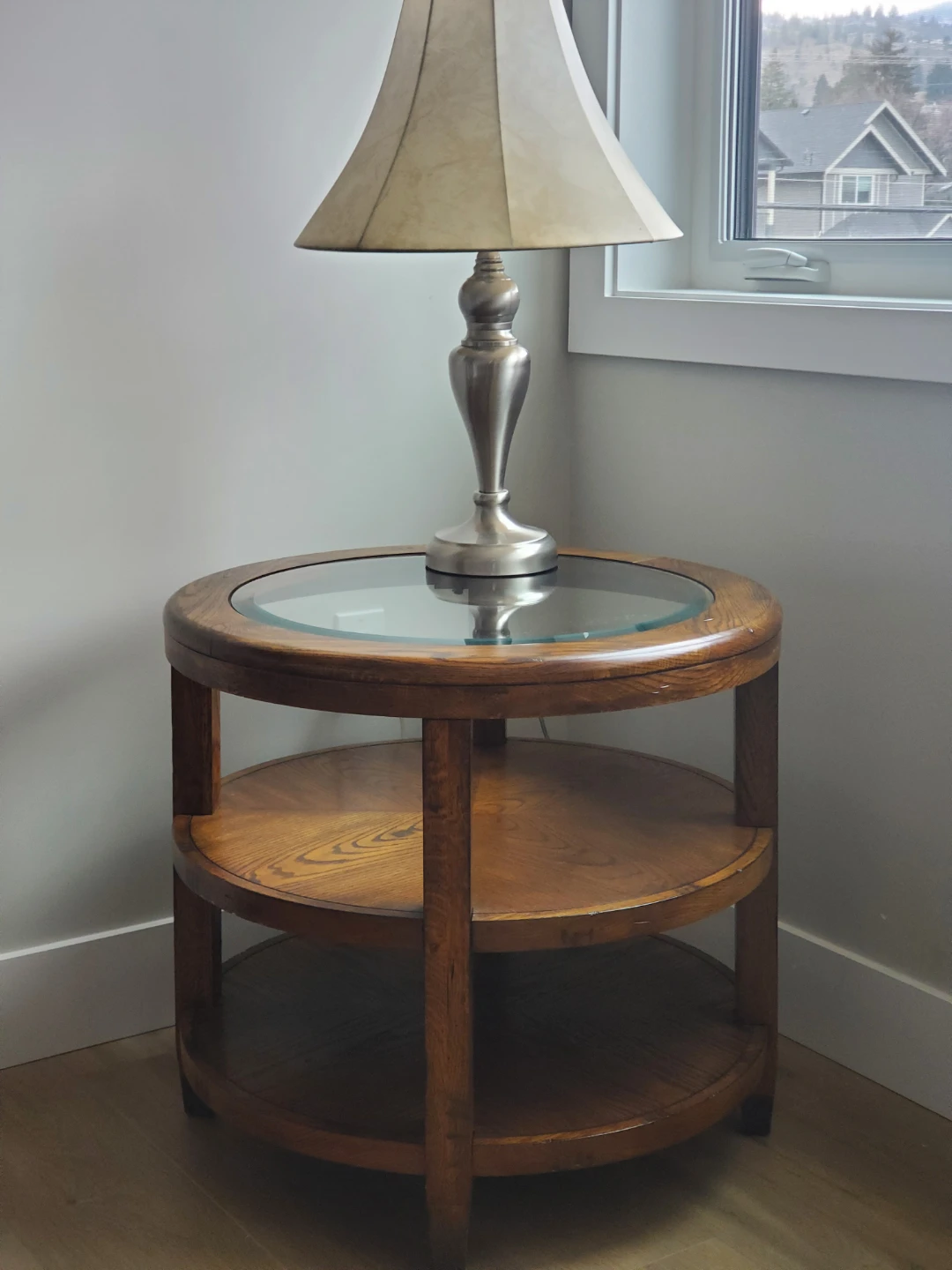 Must go! Round Oak Side Table with Glass Top - photo 3