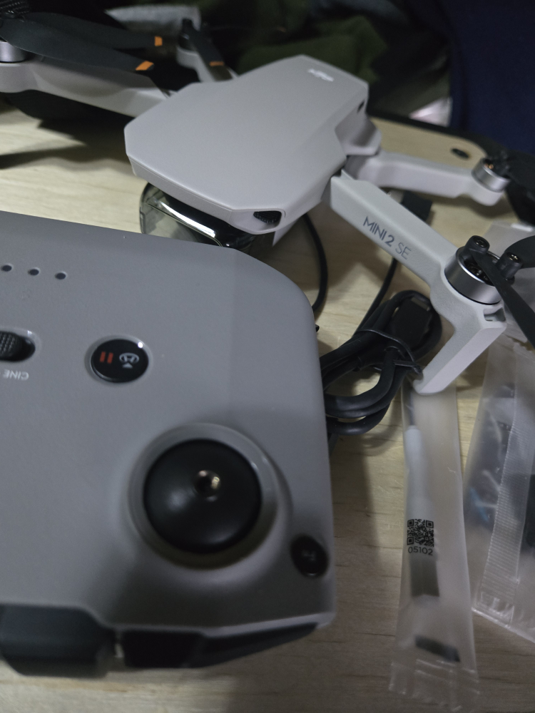 DJI Mini 2 SE Drone with Controller & Accessories - photo 3