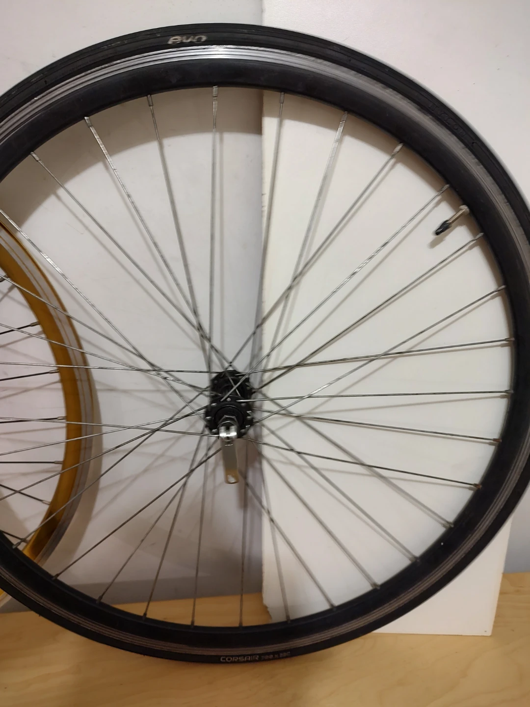 Aluminum alloy deep profile 700C front wheel, downtown Toronto - photo 3