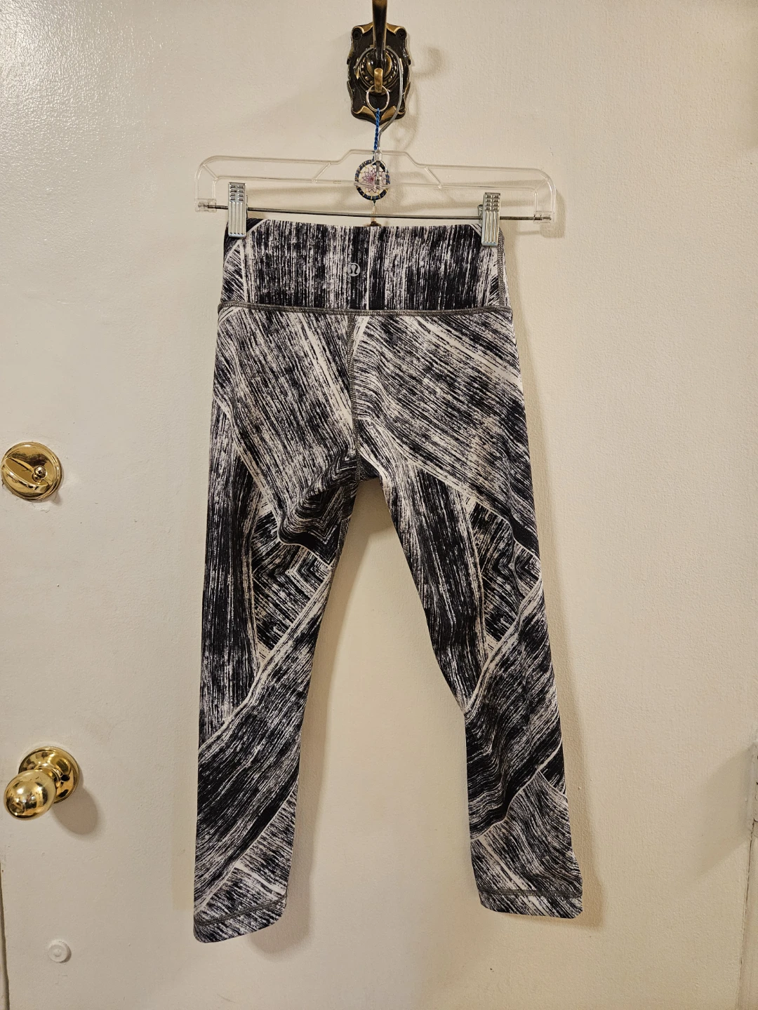 Lululemon Black & White Patterned Crop Leggings - Size 2 - photo 4