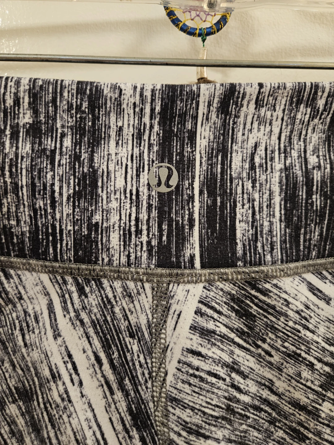 Lululemon Black & White Patterned Crop Leggings - Size 2 - photo 5