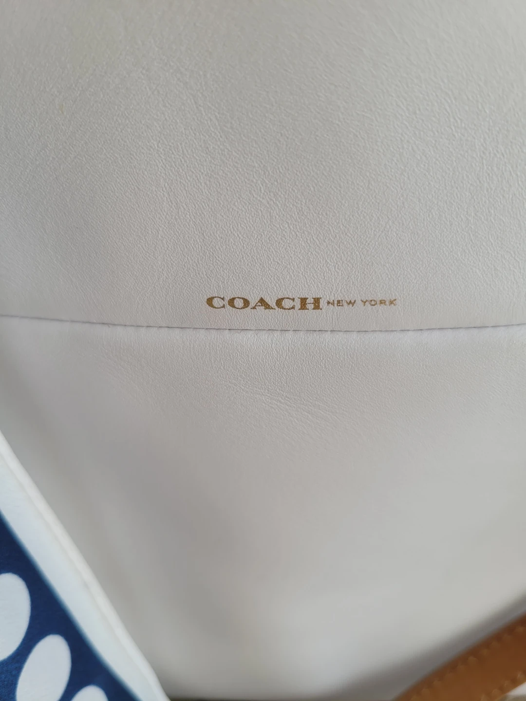 Authentic Coach White Leather Borough bag with Scarf - photo 2