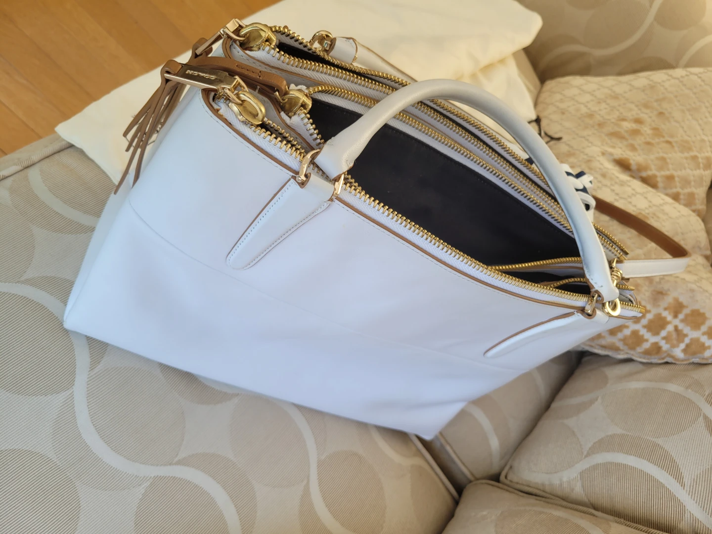 Authentic Coach White Leather Borough bag with Scarf - photo 5