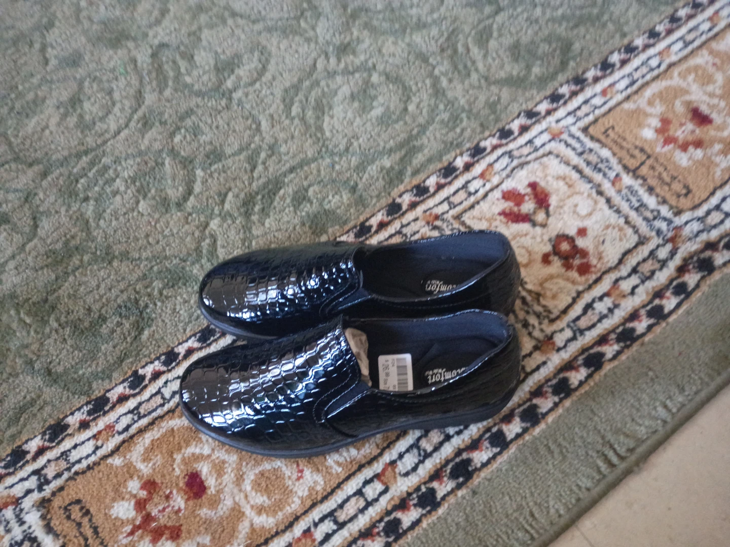 Comfort Shoes Womens Black Patent Slip-Ons Size 8