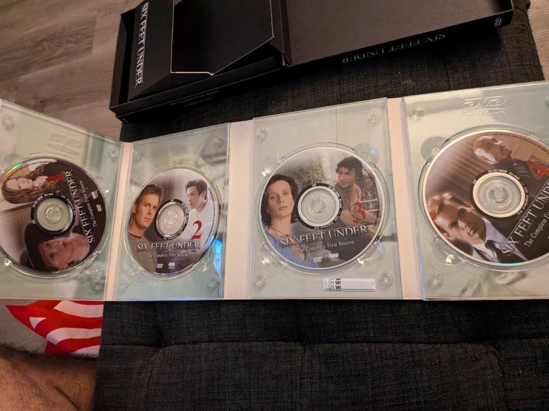 Six Feet Under: The Complete First Season DVD Set - photo 5