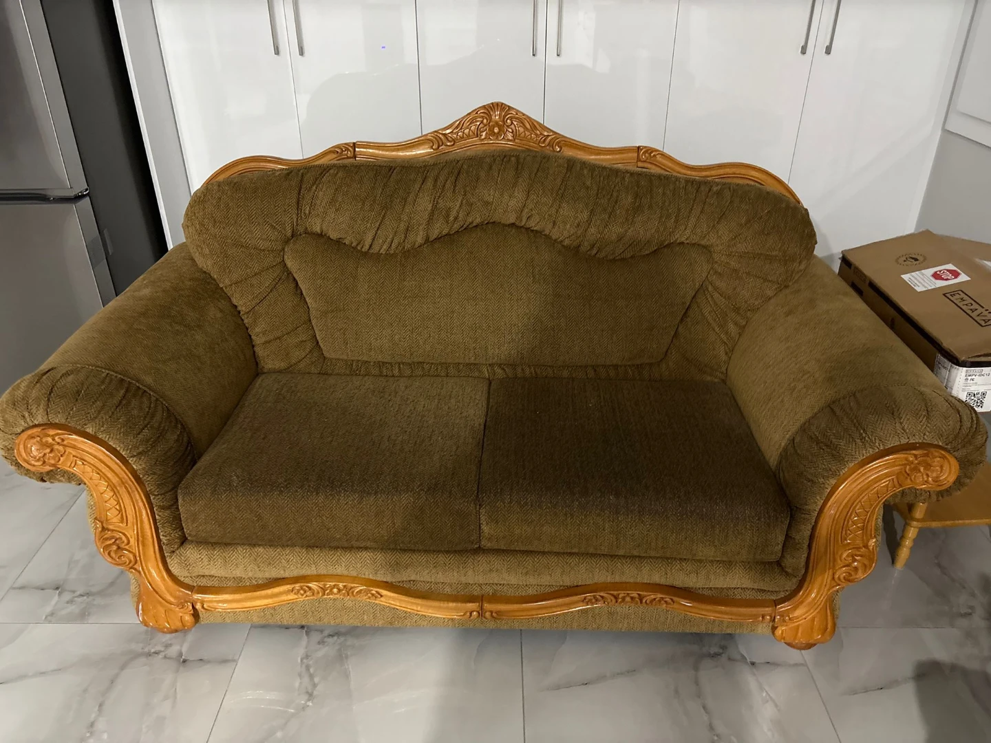 Elegant 3-Seater Sofa with Carved Wood Trim - photo 3