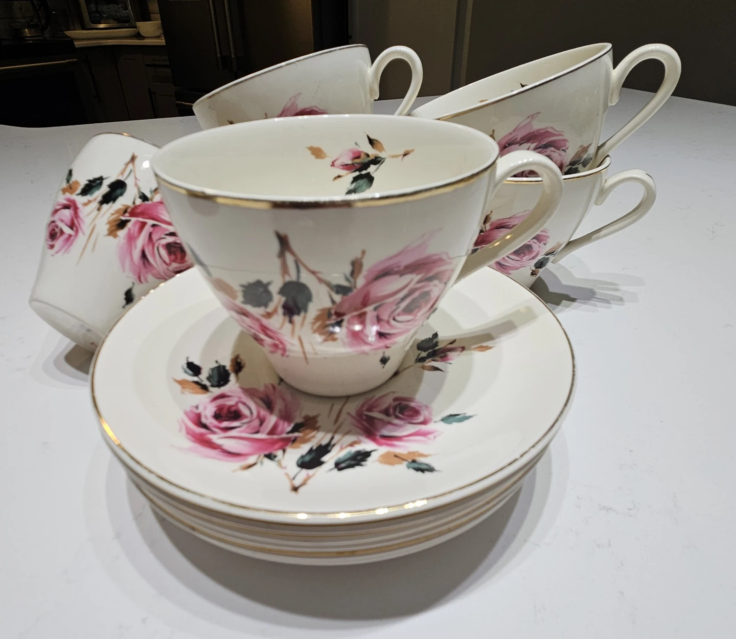 Vintage Rose Pattern Tea Cups and Saucers Set