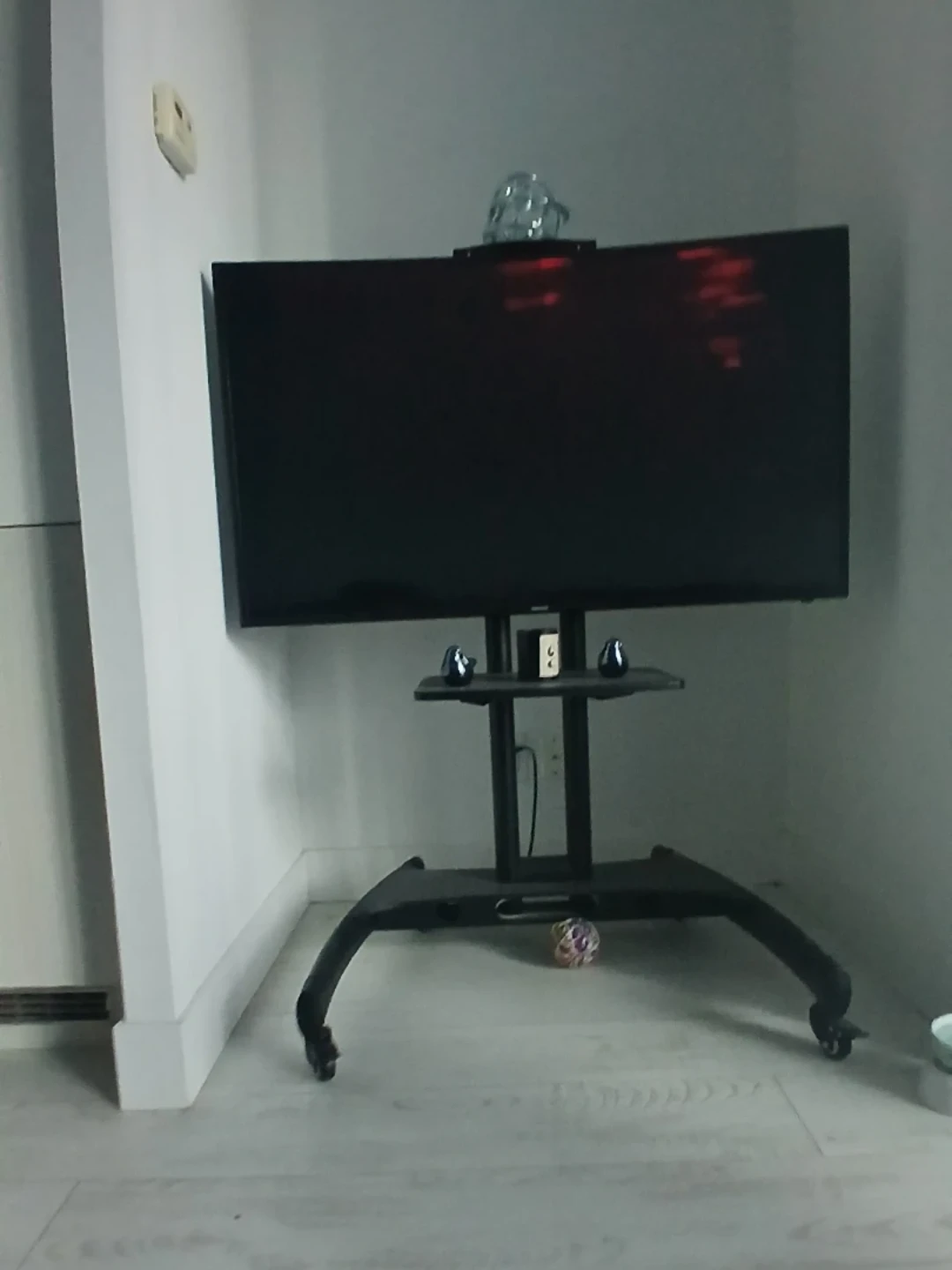 Samsung TV + TV Cart with Wheels - photo 3