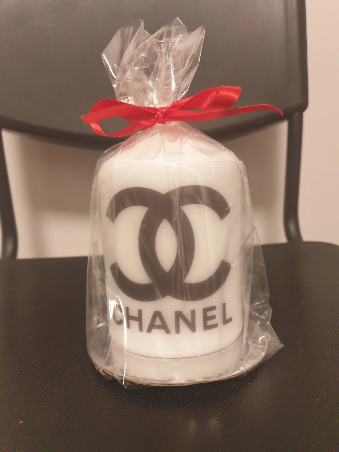 An original CHANEL brand beautiful candle