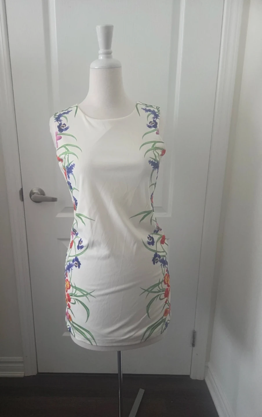 White sleeveless dress with floral print - photo 5