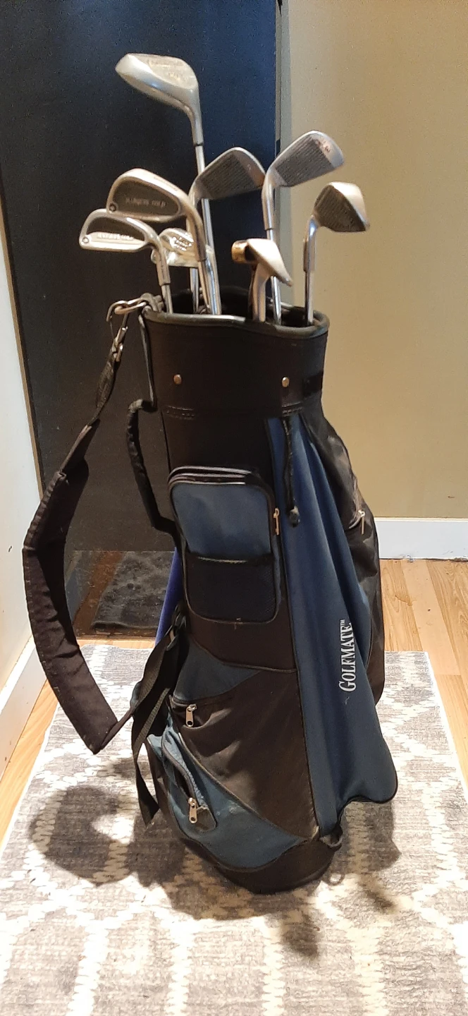 Set Of Mens Right Handed Golf Clubs & Bag With Cover