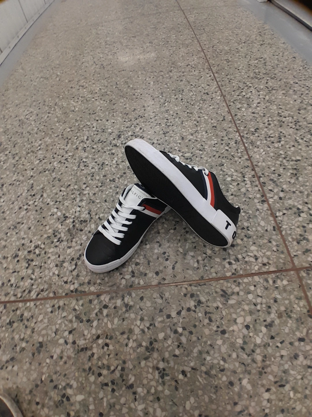 Tommy Hilfiger Men's Black Sneakers Size 7 - photo 2