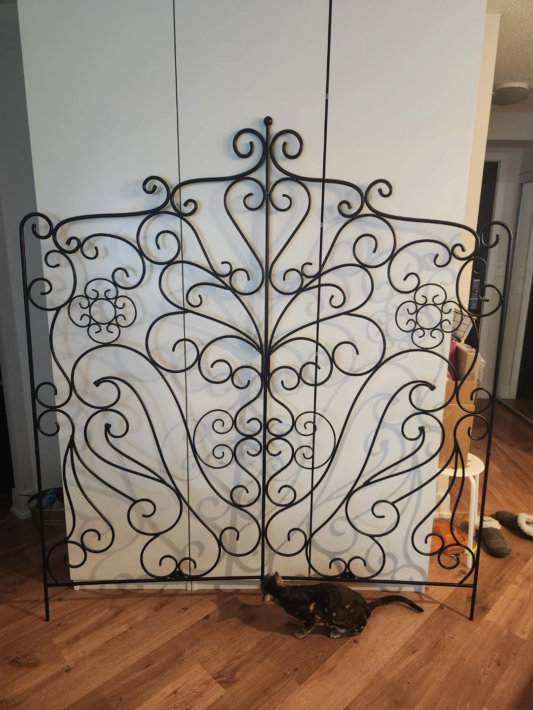 Stylish Black Metal Headboard 🥕