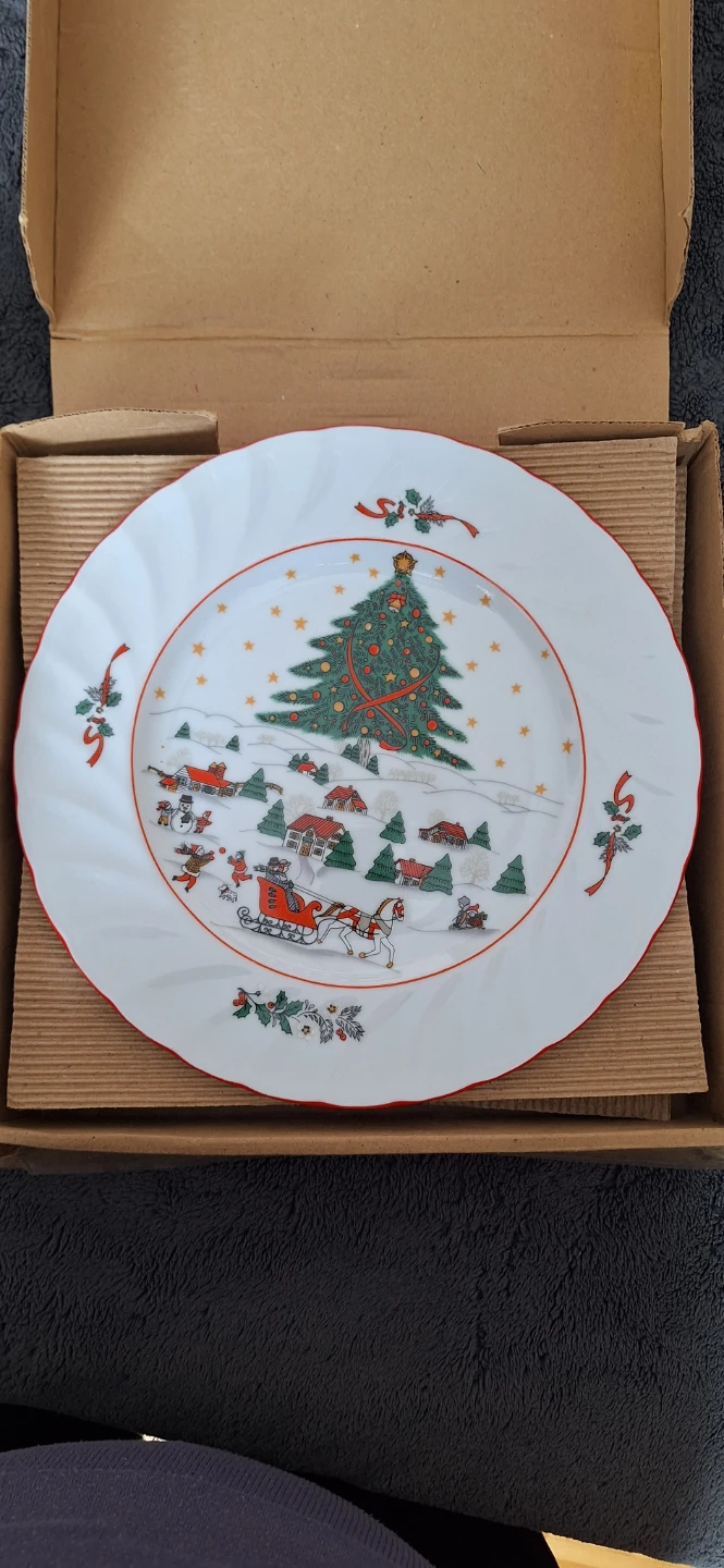 Set of 4 Christmas Plates 🏆