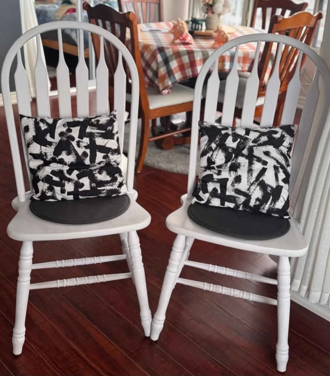 Set of 2 White Spindle Back Dining Chairs