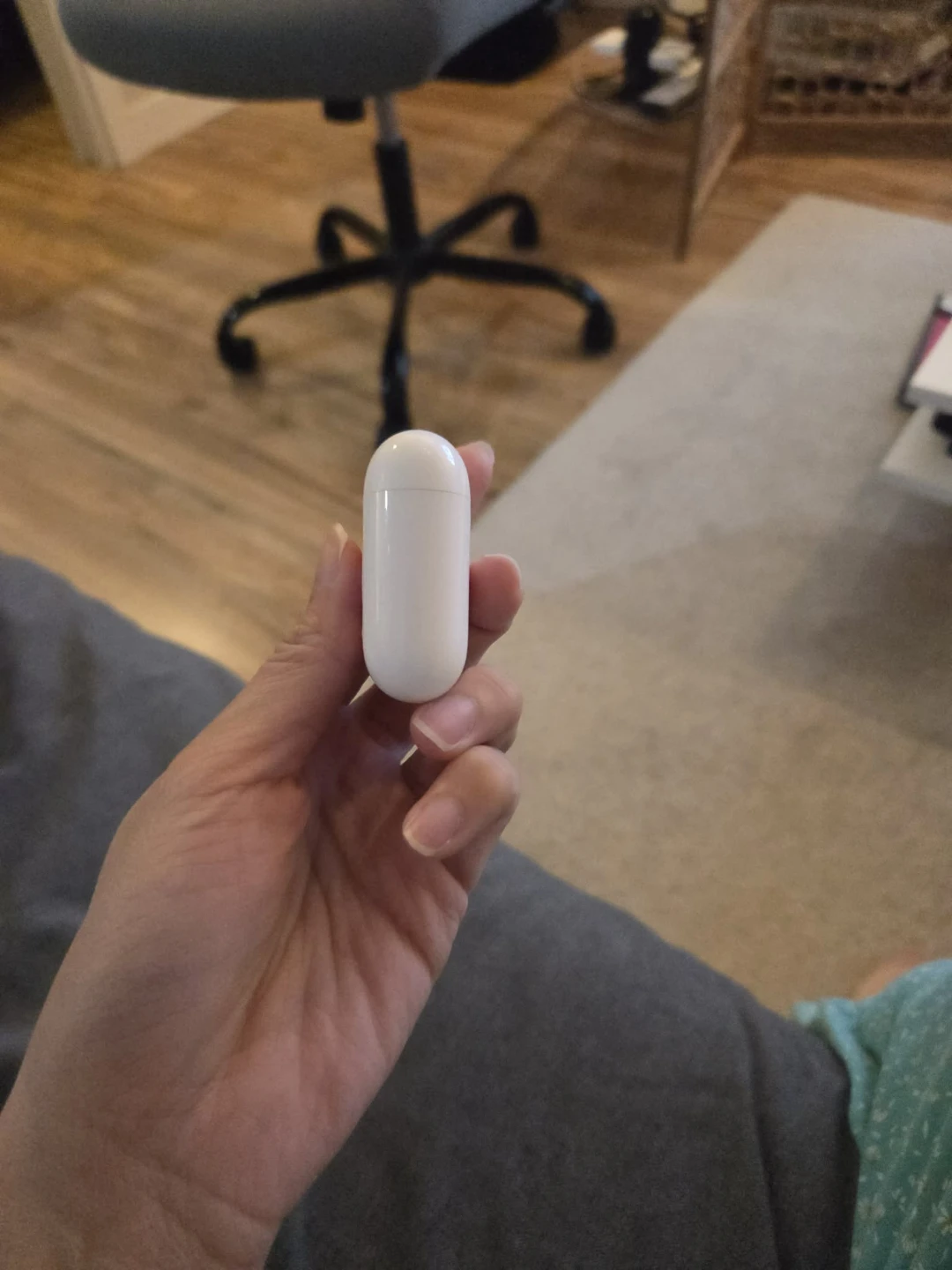 Apple AirPods with Charging Case - White - photo 2