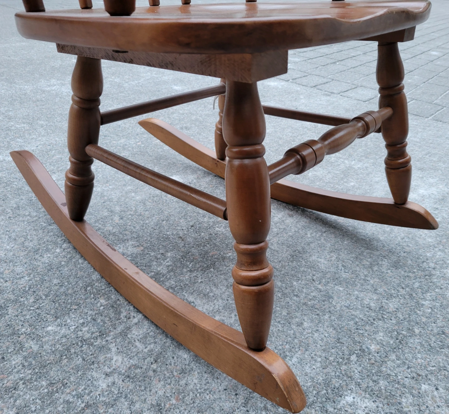 Very Nice Classic Wooden Rocking Chair. - photo 5