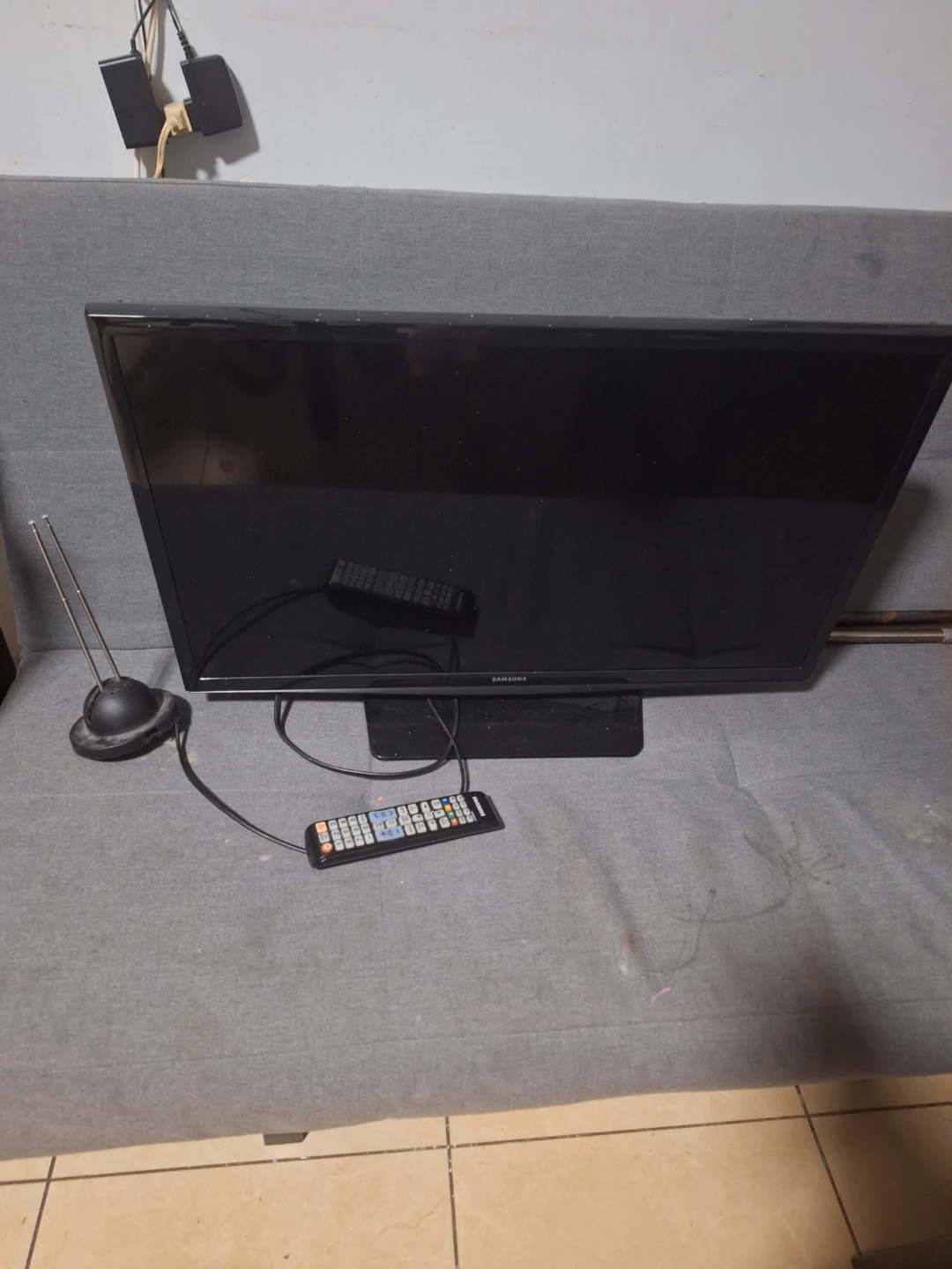 Samsung Black Flat Screen TV with Remote