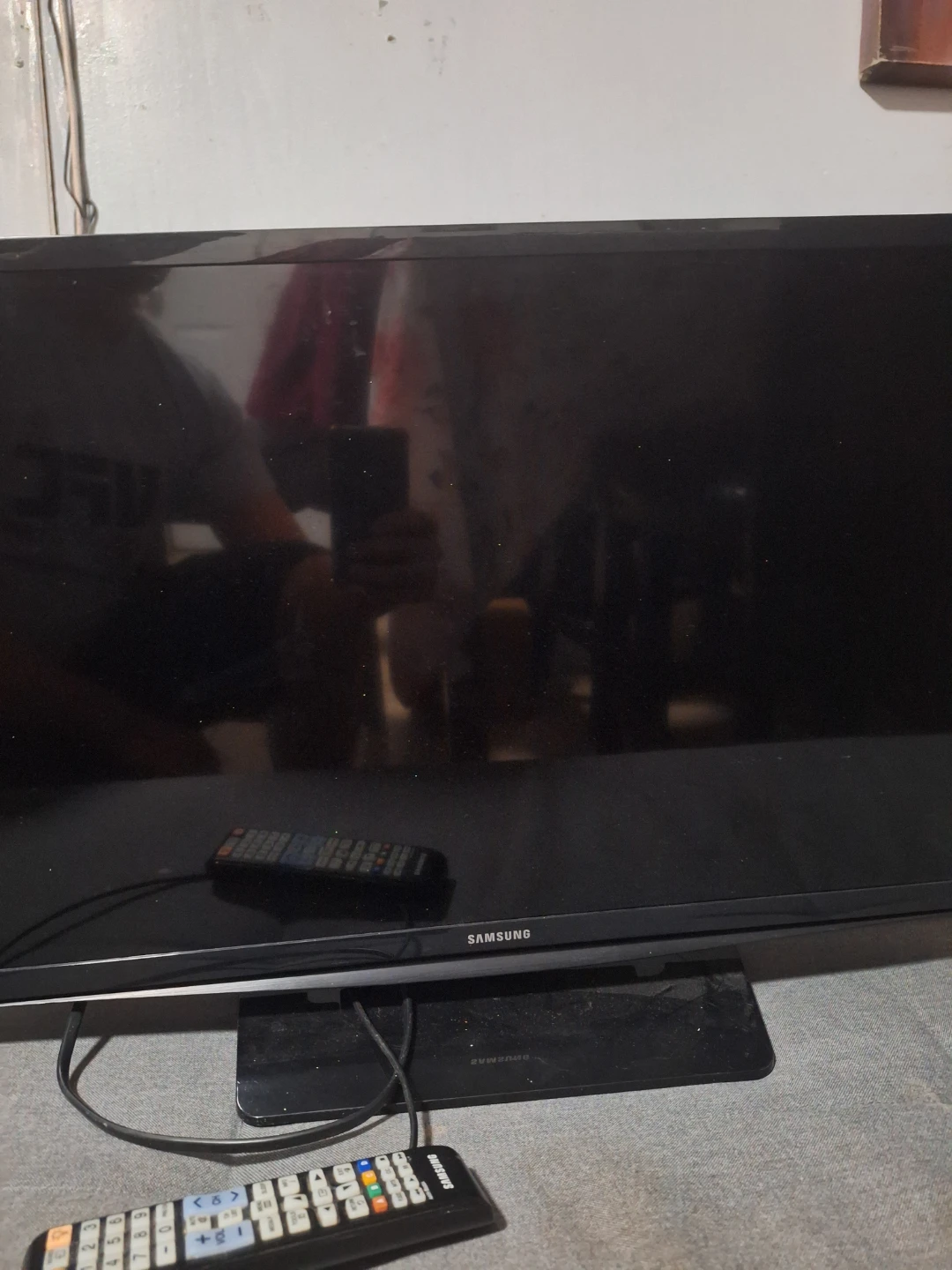 Samsung Black Flat Screen TV with Remote - photo 2