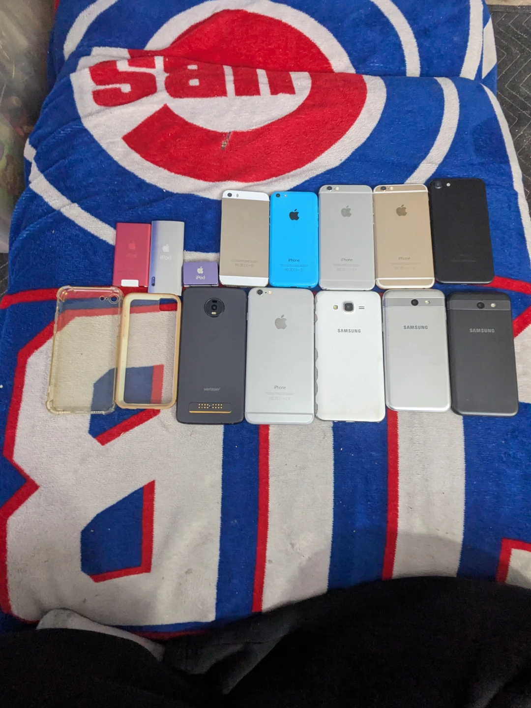 Assorted Apple iPhones, iPods, and Samsung Phones - photo 2