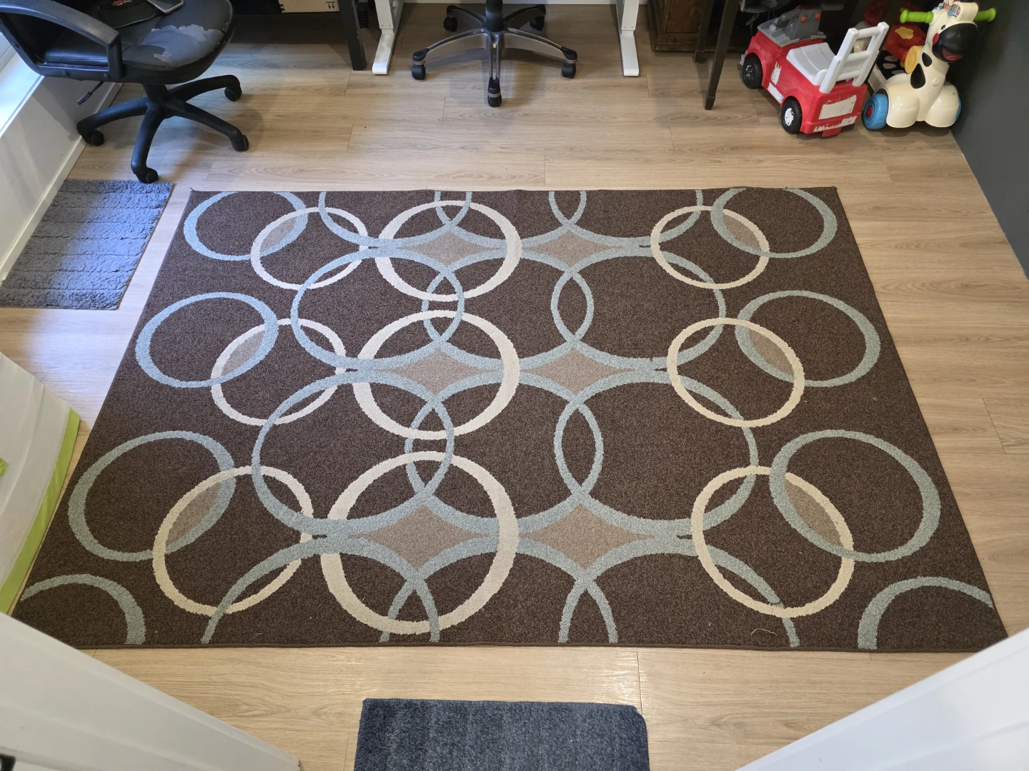 Brown Area Rug with Interlocking Circles Pattern - photo 2