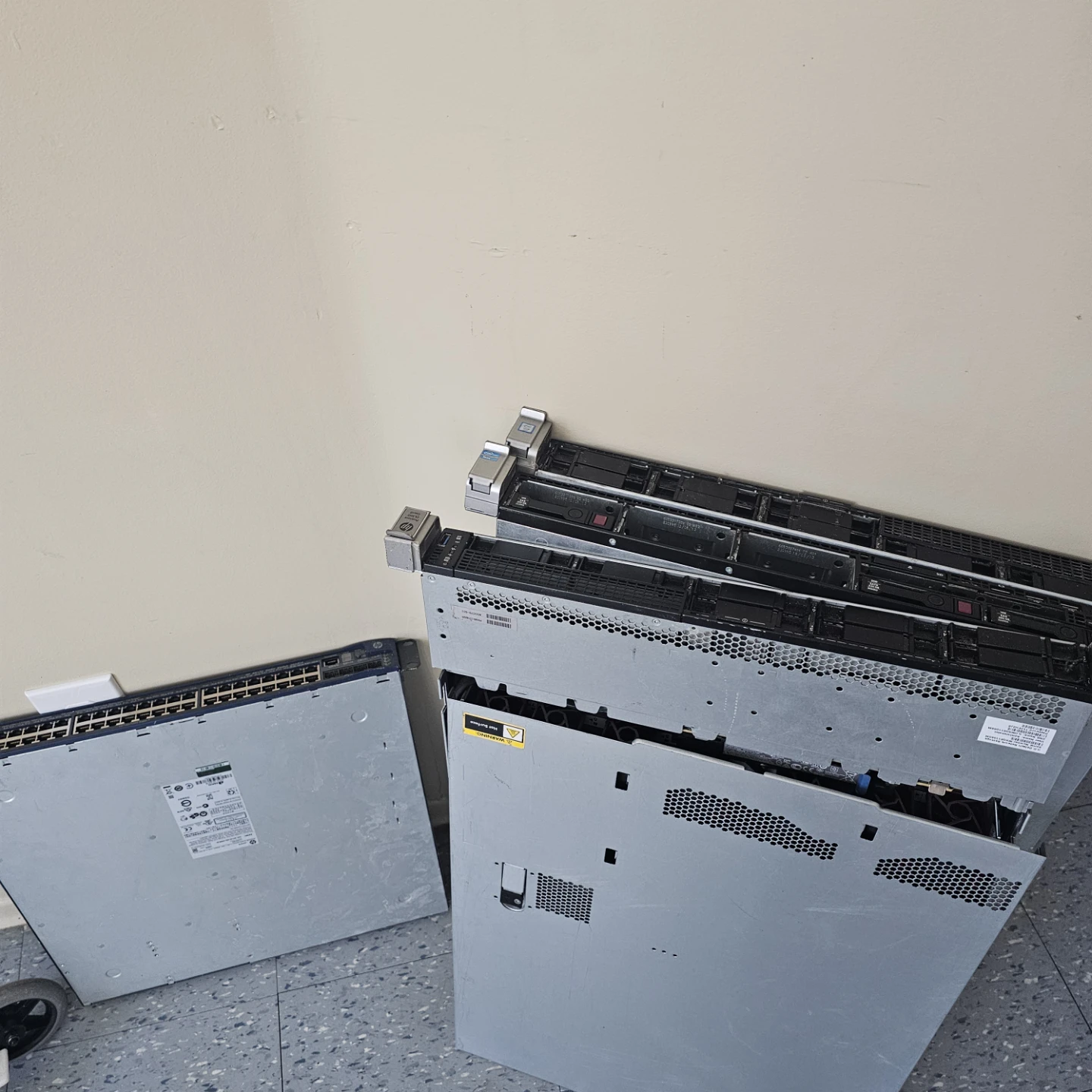 (Obo) Server lot for sale (3 hpe, managed switch, 6 sas drives)