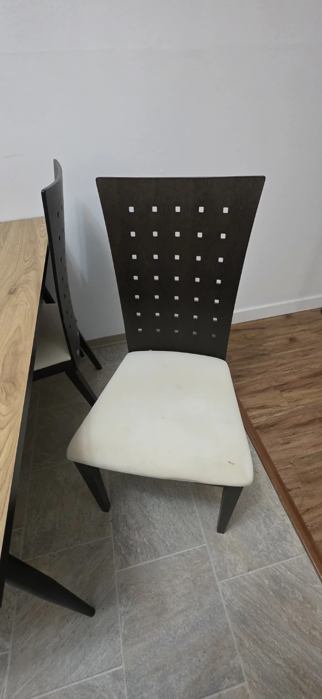 💥MOVING SALE💥Wood Dining Table with metal legs and 4 Chairs - photo 4