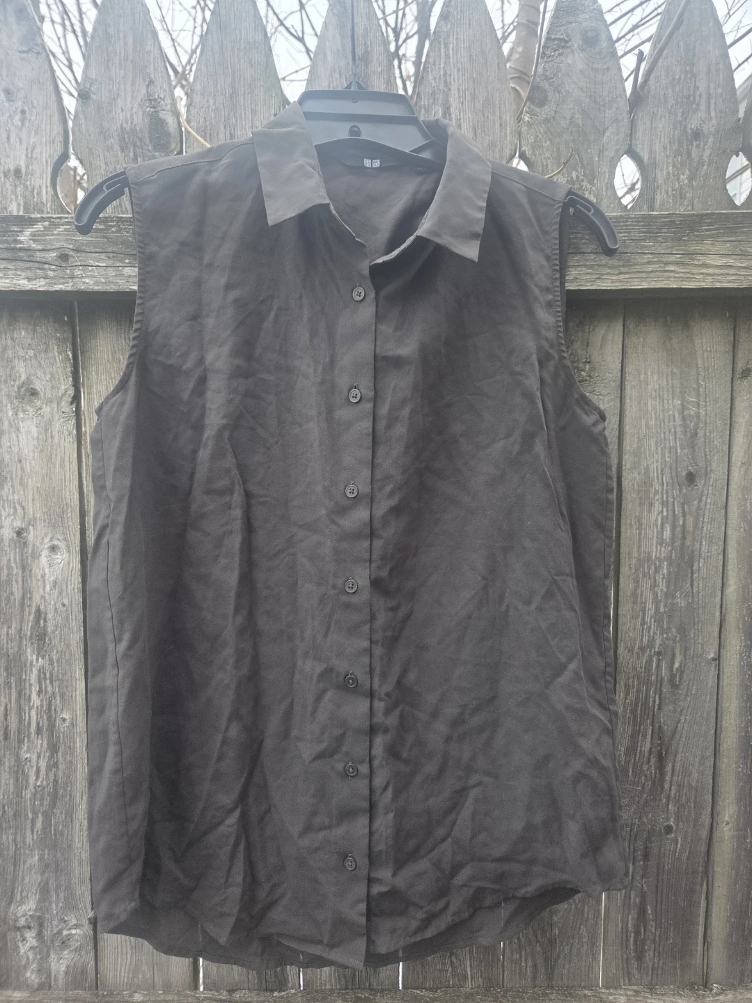 UNIQLO Sleeveless Button-Up Shirt