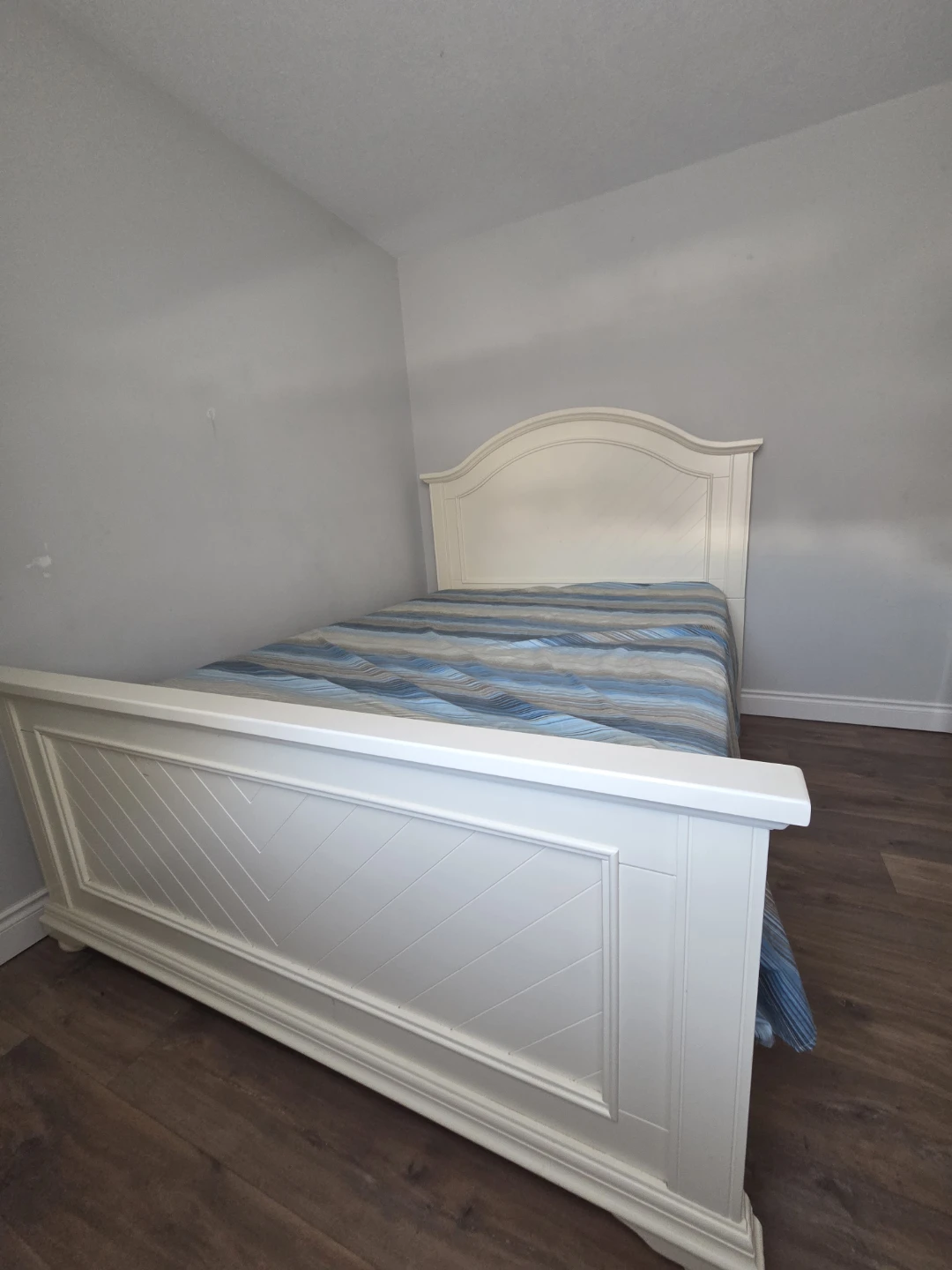 White queen Bed Frame - photo 2