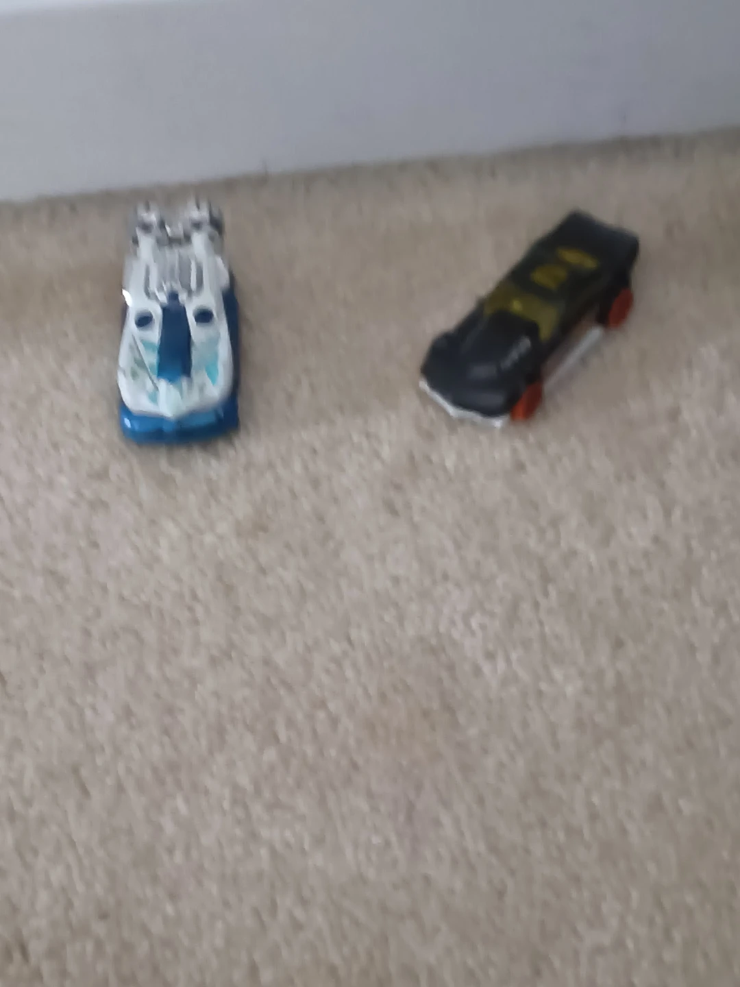 2 hotwheel cars