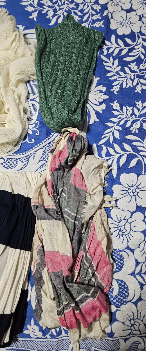 Scarves and hanger - photo 2