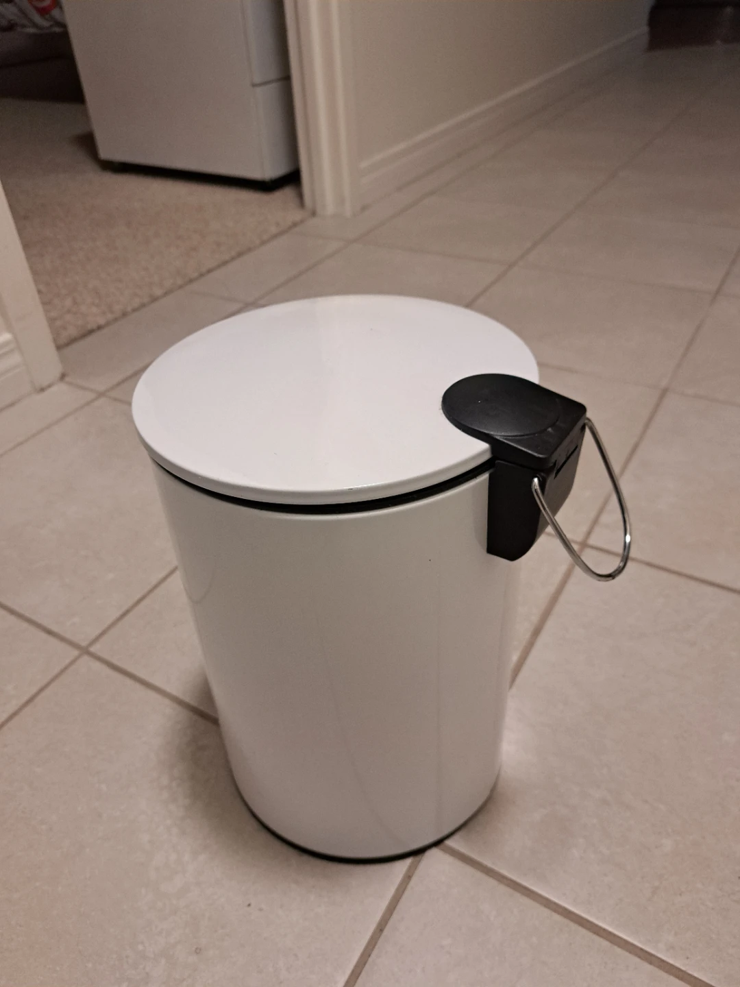 White Step Trash Can with Lid