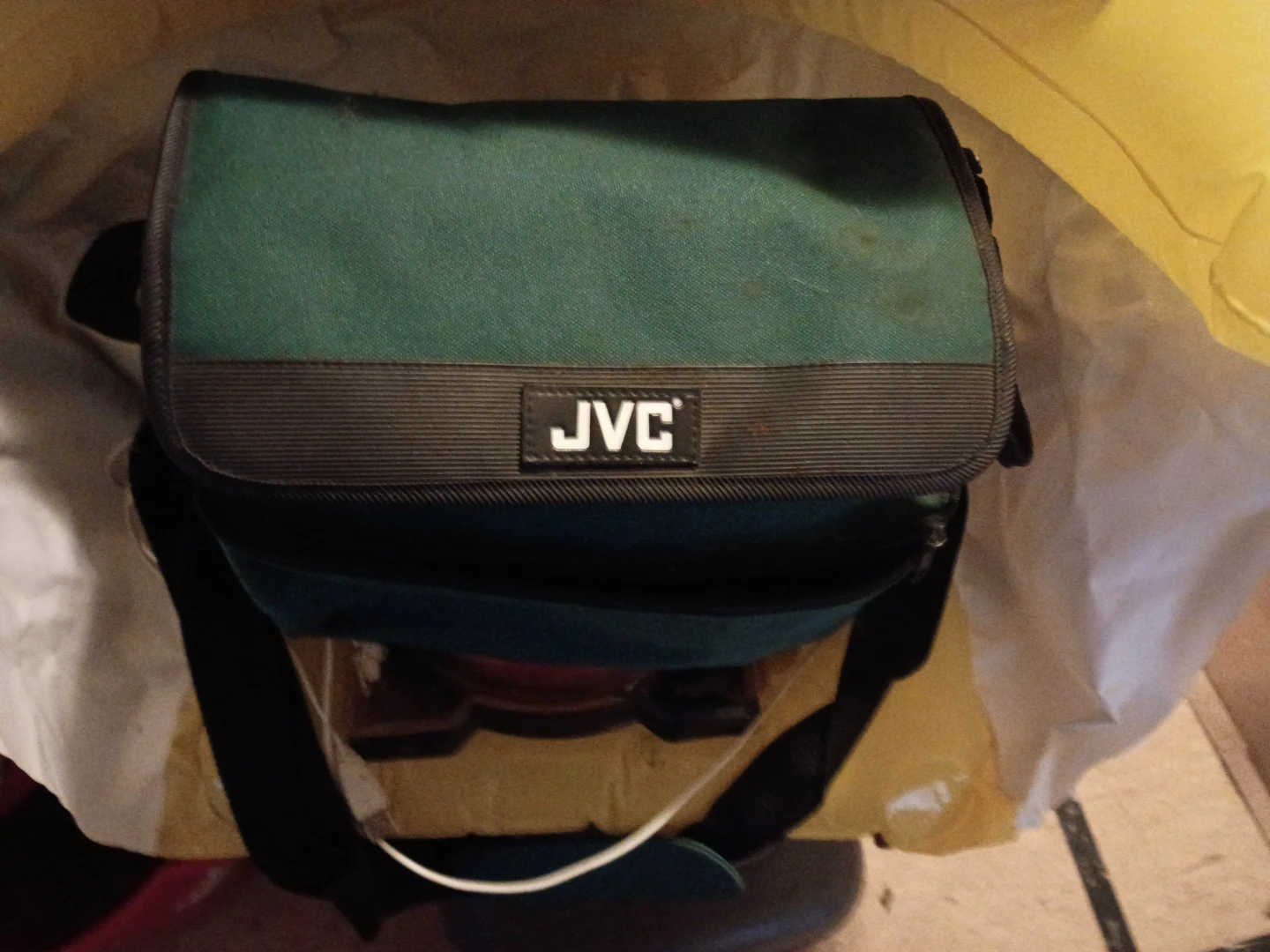 JVC GR-AXM220 Compact VHS Camcorder - photo 2
