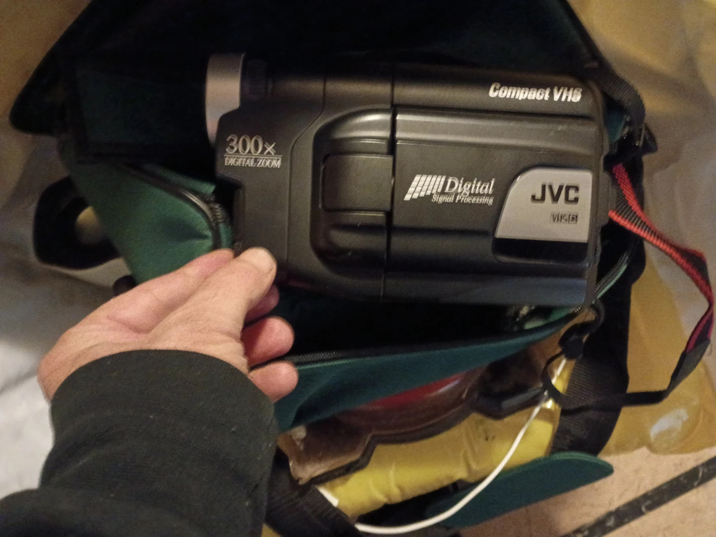 JVC GR-AXM220 Compact VHS Camcorder - photo 3
