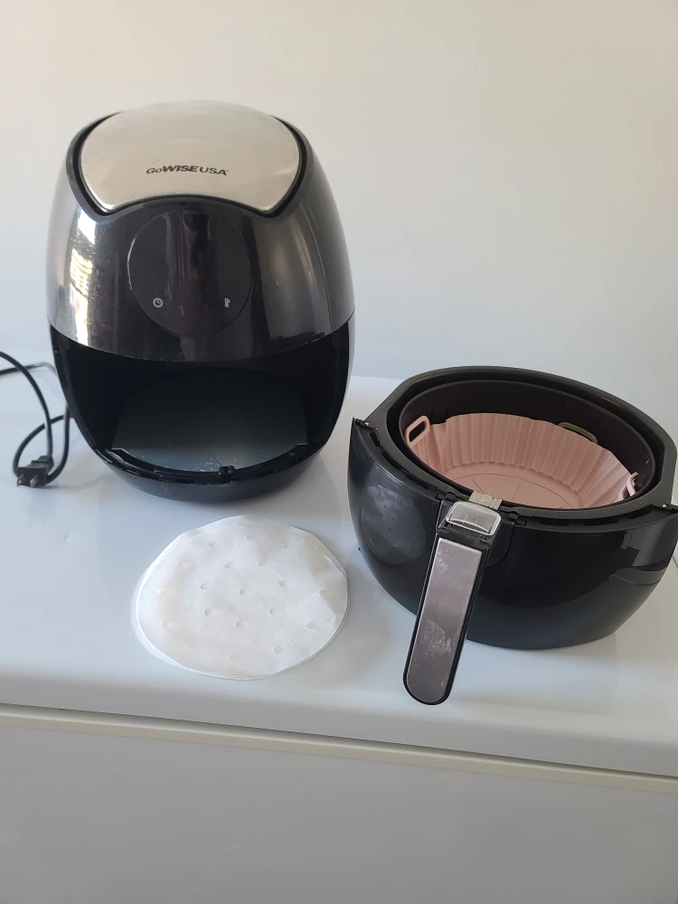 GoWISE USA Air Fryer with Silicone Liner and Parchment Liners