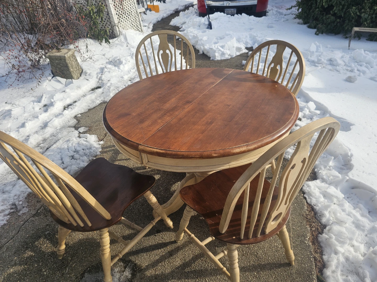 Round Pedestal Dining Table with 4 Chairs