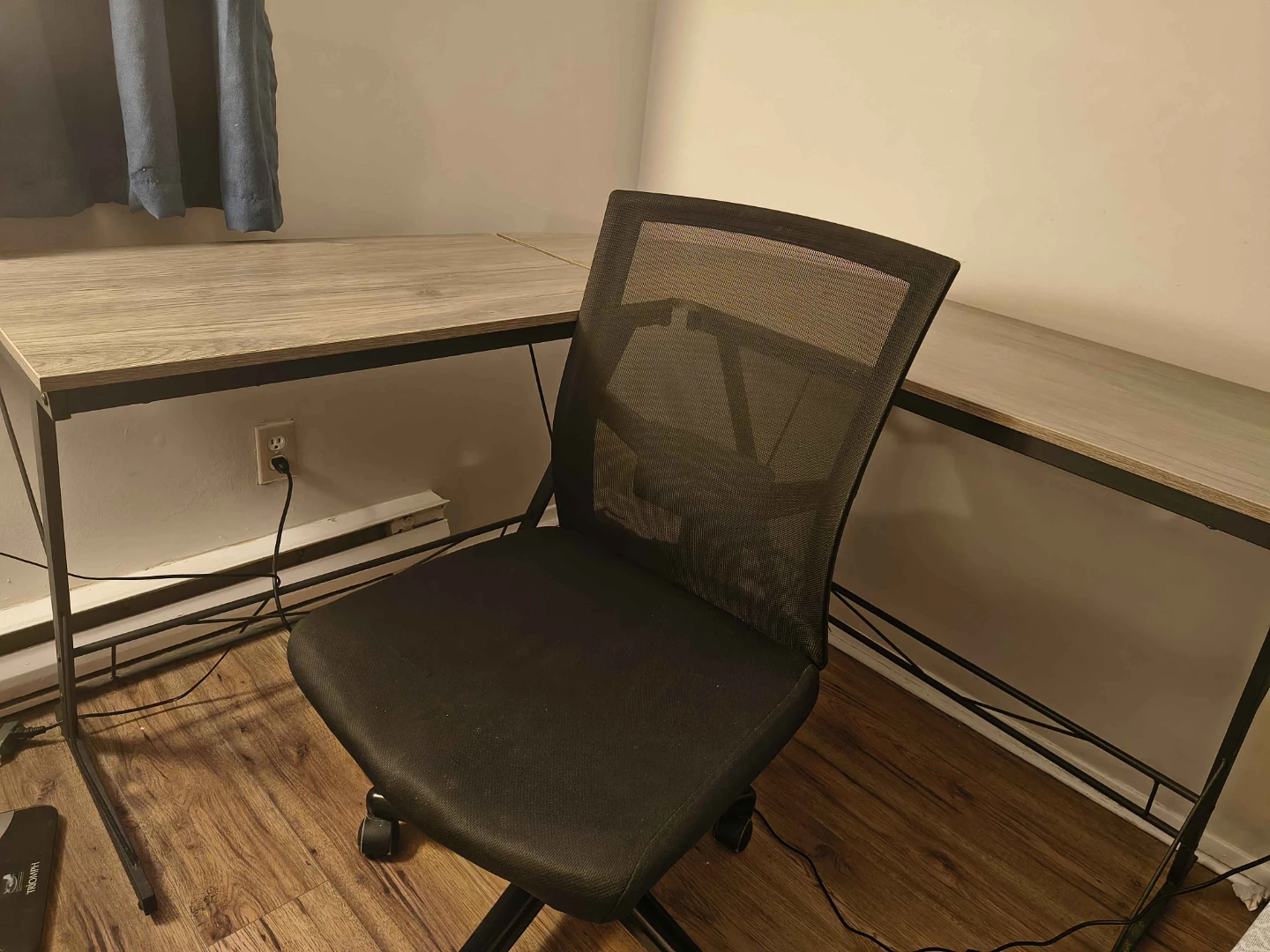 Black Mesh Office Chair with L-Shaped Desk - photo 4