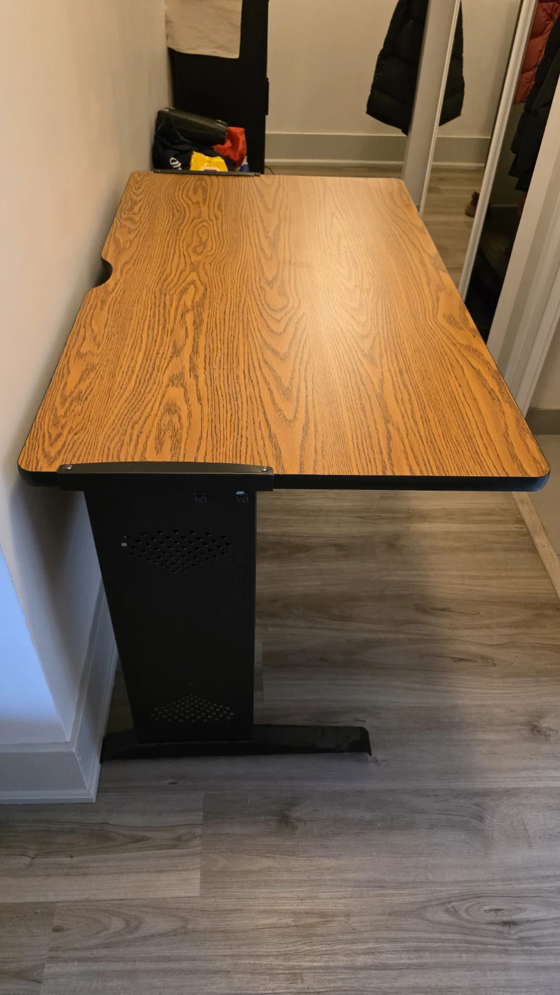 Sturdy Gaming Desk in Excellent Condition with Wood Grain Top 🧡 - photo 2