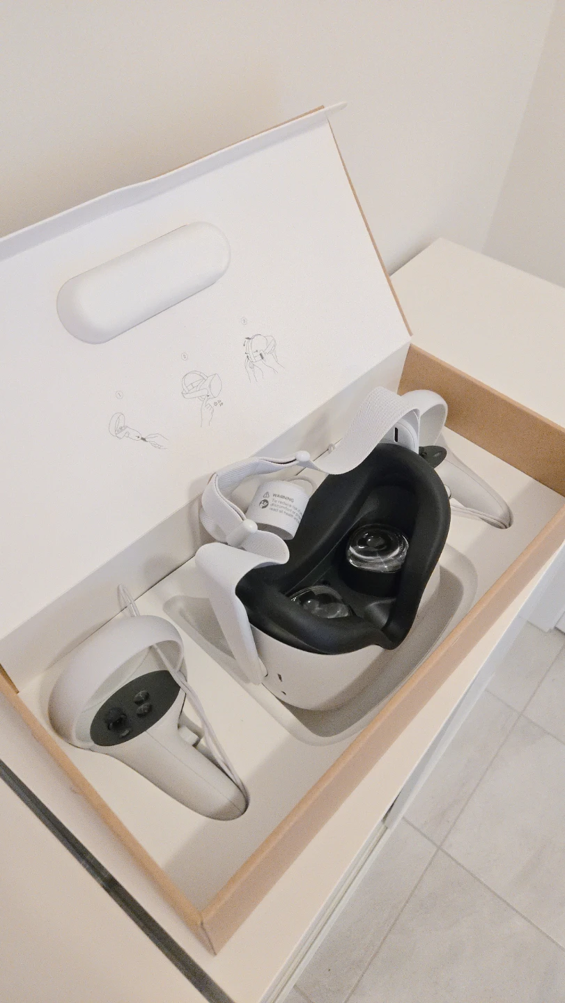 Meta Quest 2 Advanced All-In-One Virtual Reality Headset - photo 2