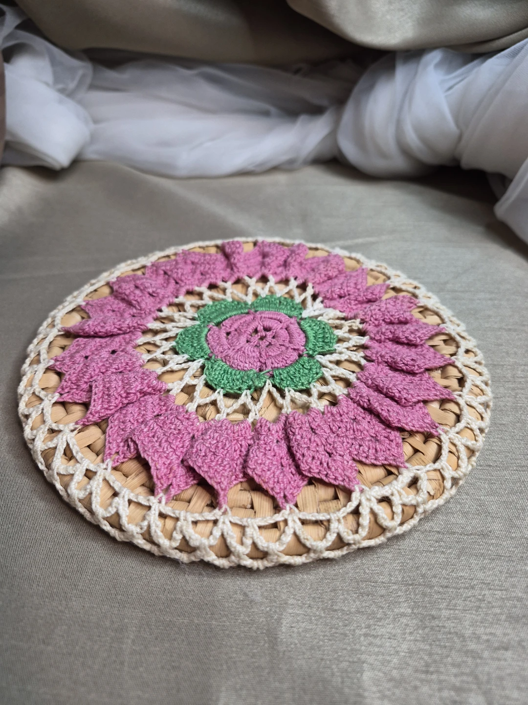 Vintage 7" Wicker Hot Pad with a Beautiful Handmade - photo 2