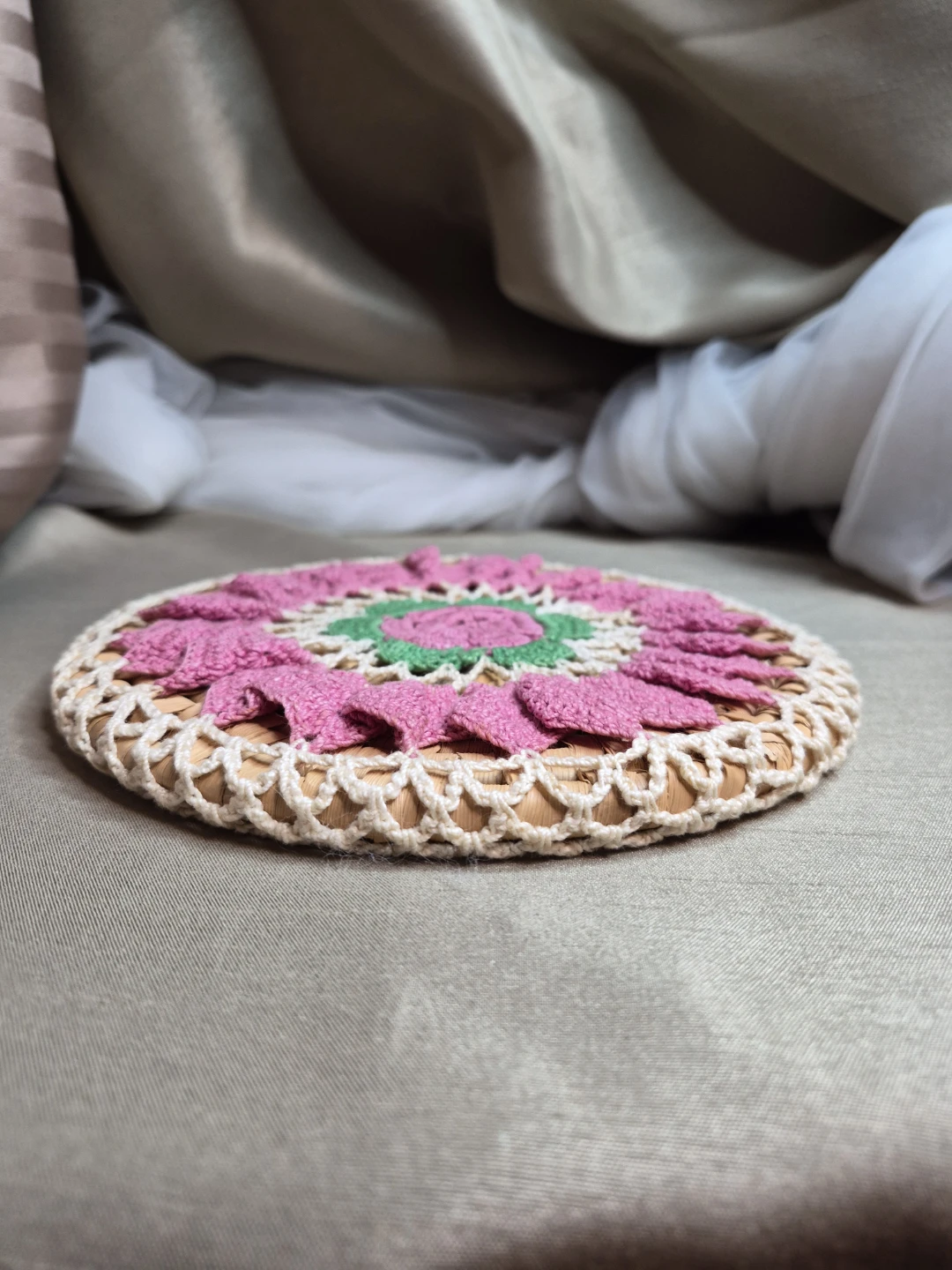 Vintage 7" Wicker Hot Pad with a Beautiful Handmade - photo 5