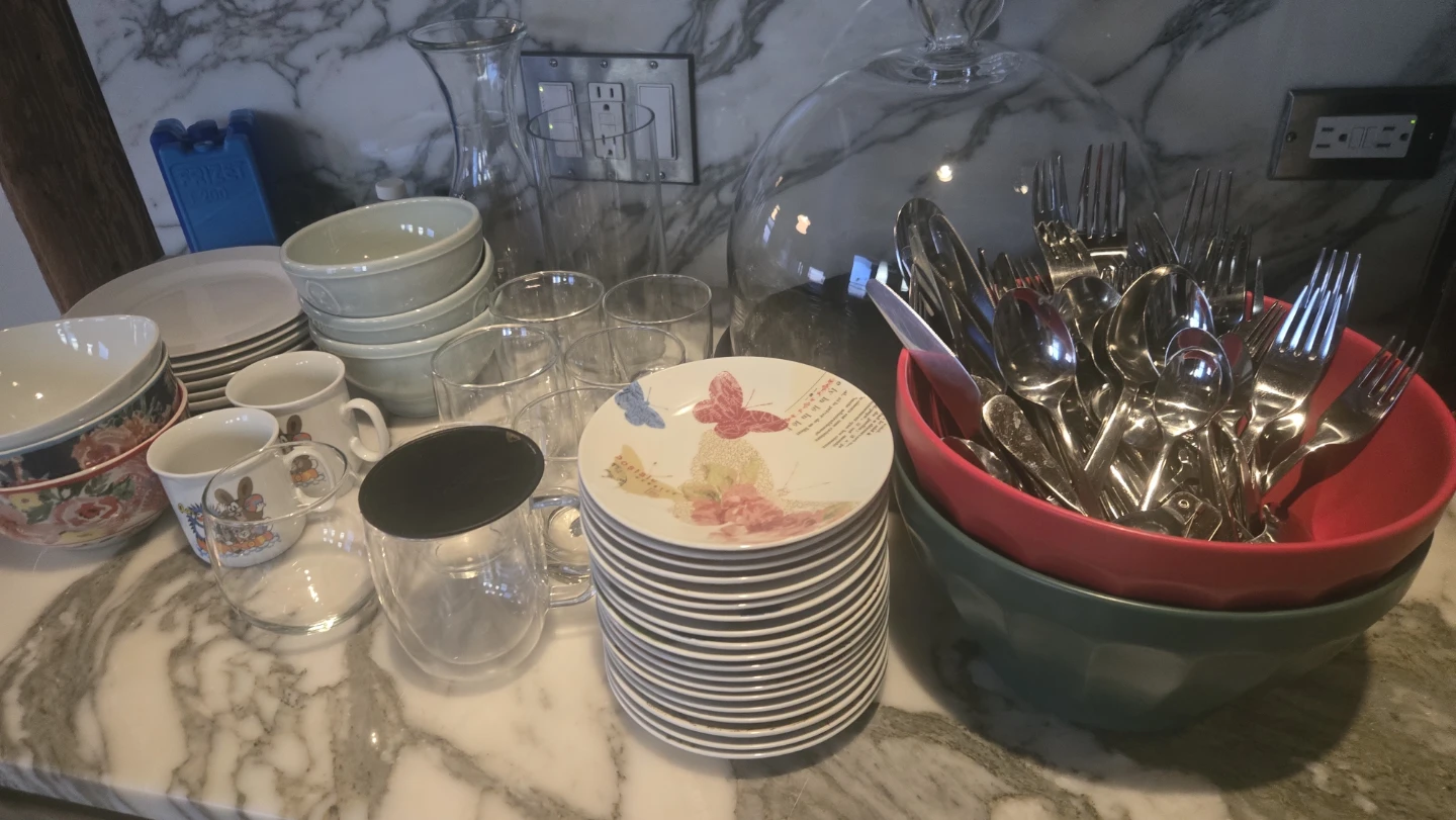 Mixed Lot of Kitchenware: Plates, Bowls, Cups