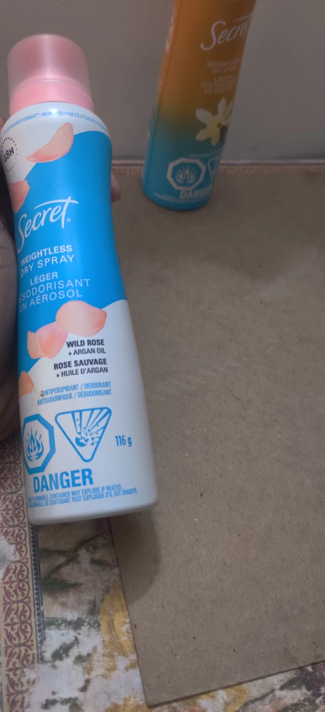 Secret Weightless Dry Spray Antiperspirant (Wild Rose & Vanilla) - photo 2