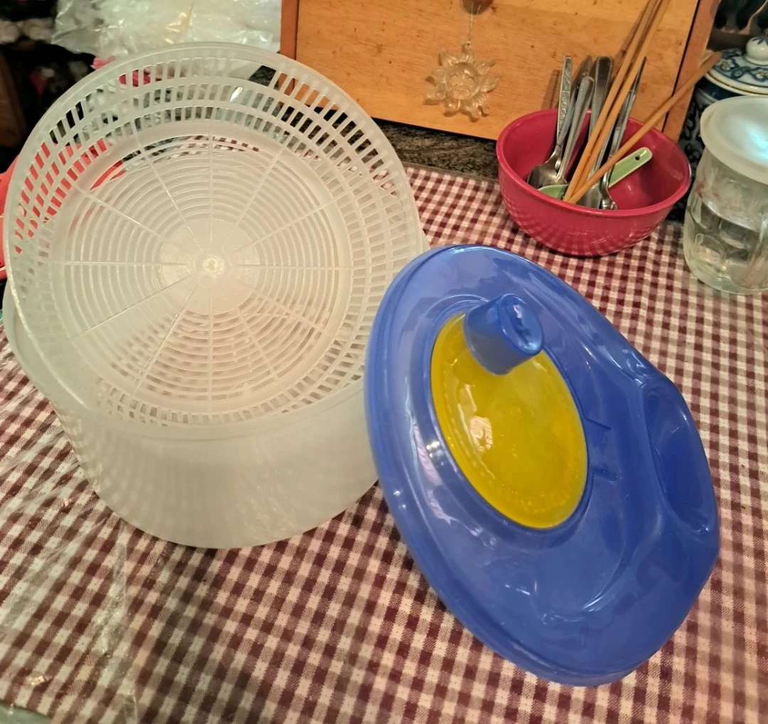 Salad Spinner with Easy-to-Spin Knob - photo 2