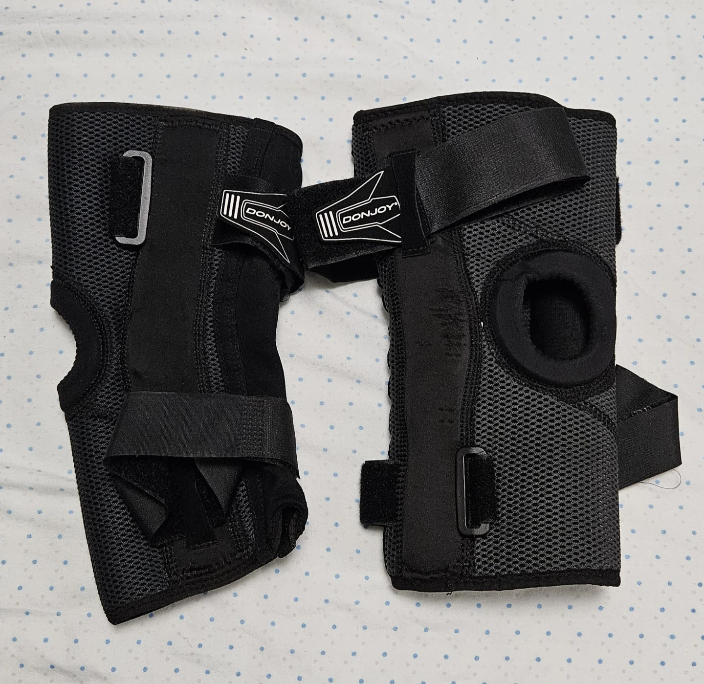 DonJoy Black Knee Brace Pair - photo 3